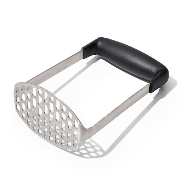 Machacador de patatas OXO Good Grips con mango horizontal